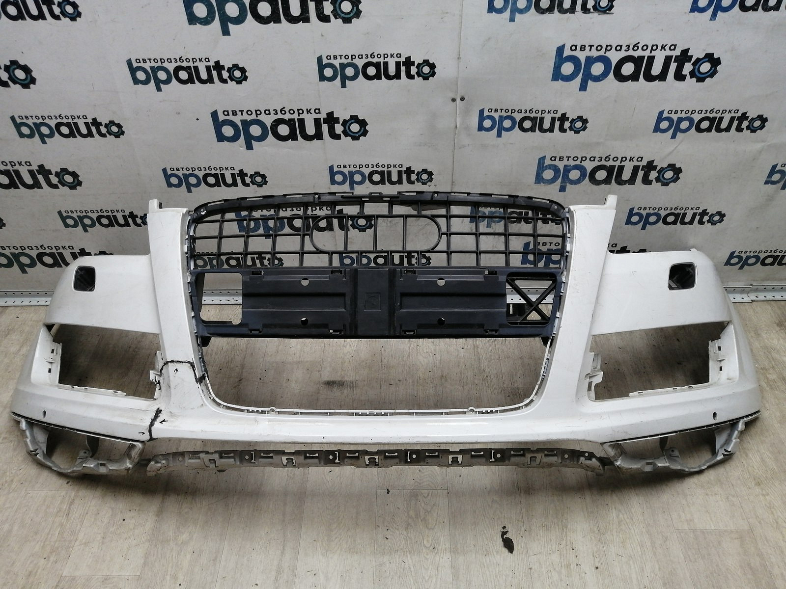 Пример детали Бампер передний; под паркт.; под омыват. (4L0 807 437 H); Audi Q7 I рест. (2010-2015) /AA045519/ БУ; Оригинал; Р1, Мелкий дефект; 