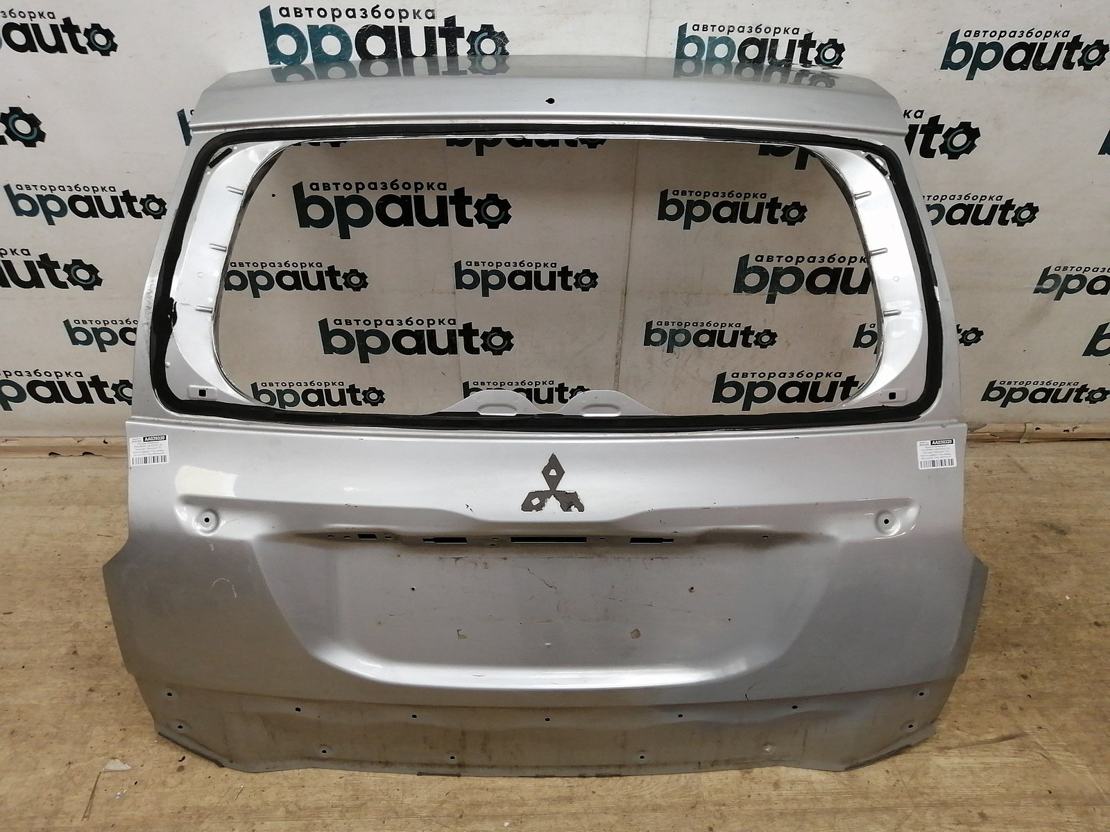 Пример детали Крышка багажника (5801B684); Mitsubishi Pajero Sport III (2015-2020) /AA039320/ БУ; Оригинал; Р1, Мелкий дефект; 