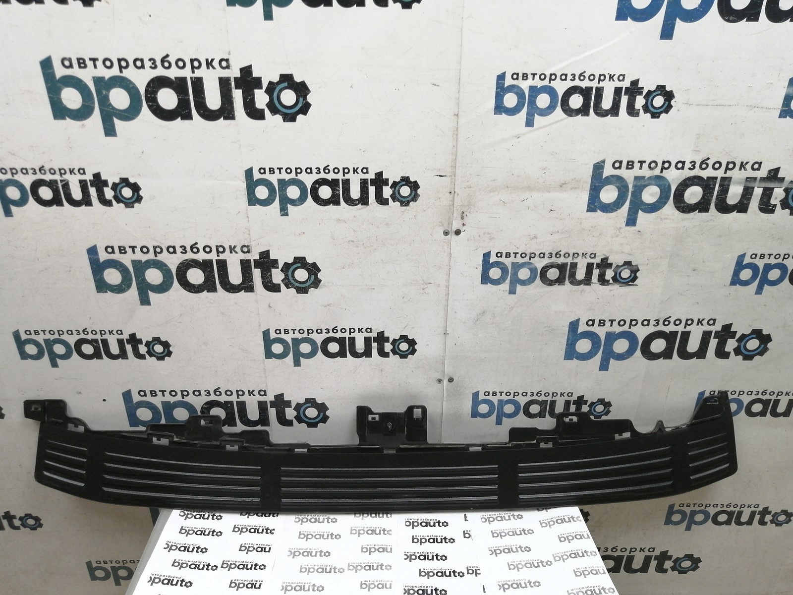 Пример детали Накладка заднего бампера, широкая (52162-60090 /50); Toyota Land Cruiser Prado 150 (2010 — 2013), 150 рест. (2013 — 2017), 150 рест.2 (2017- 2020), 150 рест.3 (2020- н.в.) /AA045211/ БУ; Оригинал; Р1, Мелкий дефект;