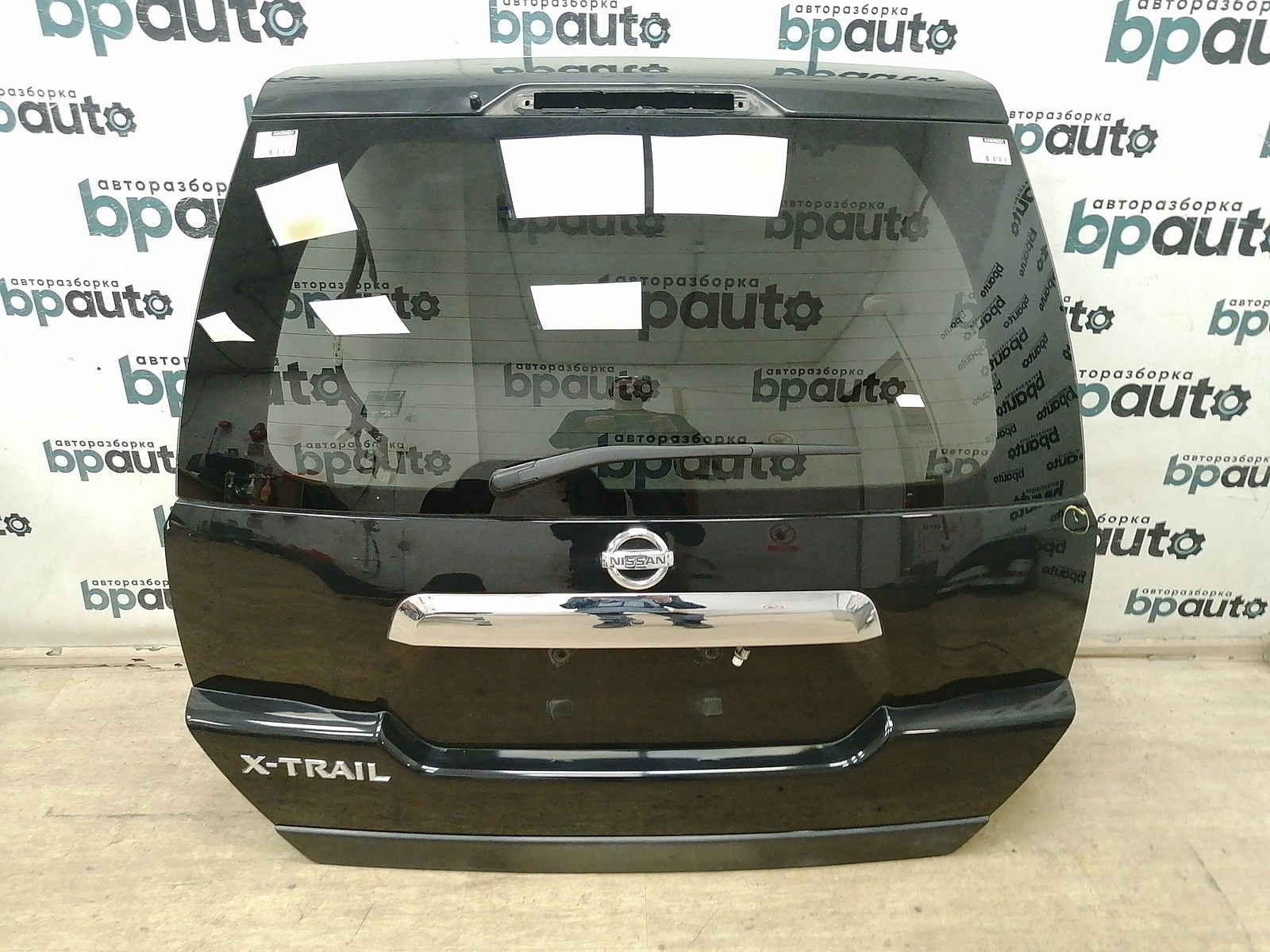 Пример детали Крышка багажника (K010M-JG4EA ); Nissan X-Trail II (T31) (2007-2011), II (T31) рест. (2011-2015) /AA039231/ БУ; Оригинал; Р1, Мелкий дефект; 