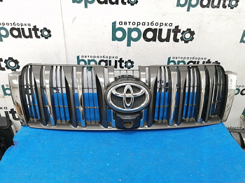 Пример детали Решетка радиатора; под камер. (53101-60660); Toyota Land Cruiser Prado 150 (2010 — 2013) /AA015543/ БУ; Оригинал; Р1, Мелкий дефект; 