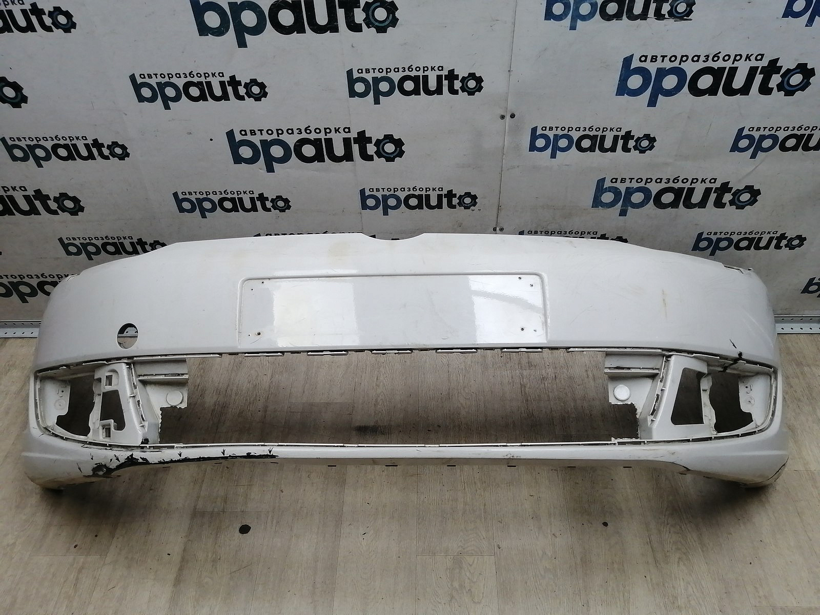 Пример детали Бампер передний; без паркт.; под омыват. (1T0 807 221 M); Volkswagen Touran II (2010-2015) /AA045692/ БУ; Оригинал; Р1, Мелкий дефект; 