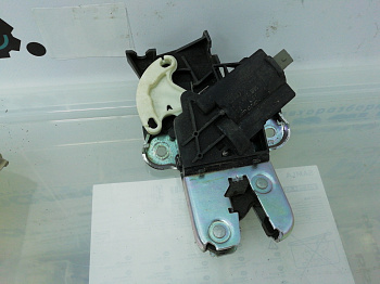 AA000705; Замок крышки багажника (4F5 827 505 D) для Audi/БУ; Оригинал; Р1, Мелкий дефект; 