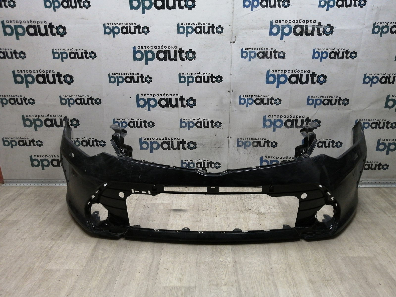 Пример детали Бампер передний; под паркт.; под омыват. (52119-06C40); Toyota Camry 55 рест. (2014 — 2017), 55 рест.2 (2017 — 2018) /AA045399/ БУ; Оригинал; Р1, Мелкий дефект; 