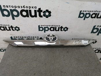 Пример детали Накладка крышки багажника; под камер. ( 76801-33340); Toyota Camry 50 (2012 — 2014) /AA011877/ БУ; Оригинал; Р1, Мелкий дефект; 