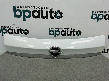 Пример детали Накладка крышки багажника; без камер. (95093281); Opel Mokka (2012 - 2015) /AA010039/ БУ; Оригинал; Р0, Хорошее; 