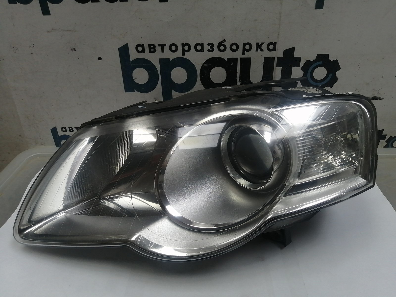 Пример детали Фара галоген левая (3C0941005 AB); Volkswagen Passat B6 Sedan (2005-2010), B6 Wagon (2005-2010) /AA046039/ БУ; Оригинал; Р1, Мелкий дефект; 