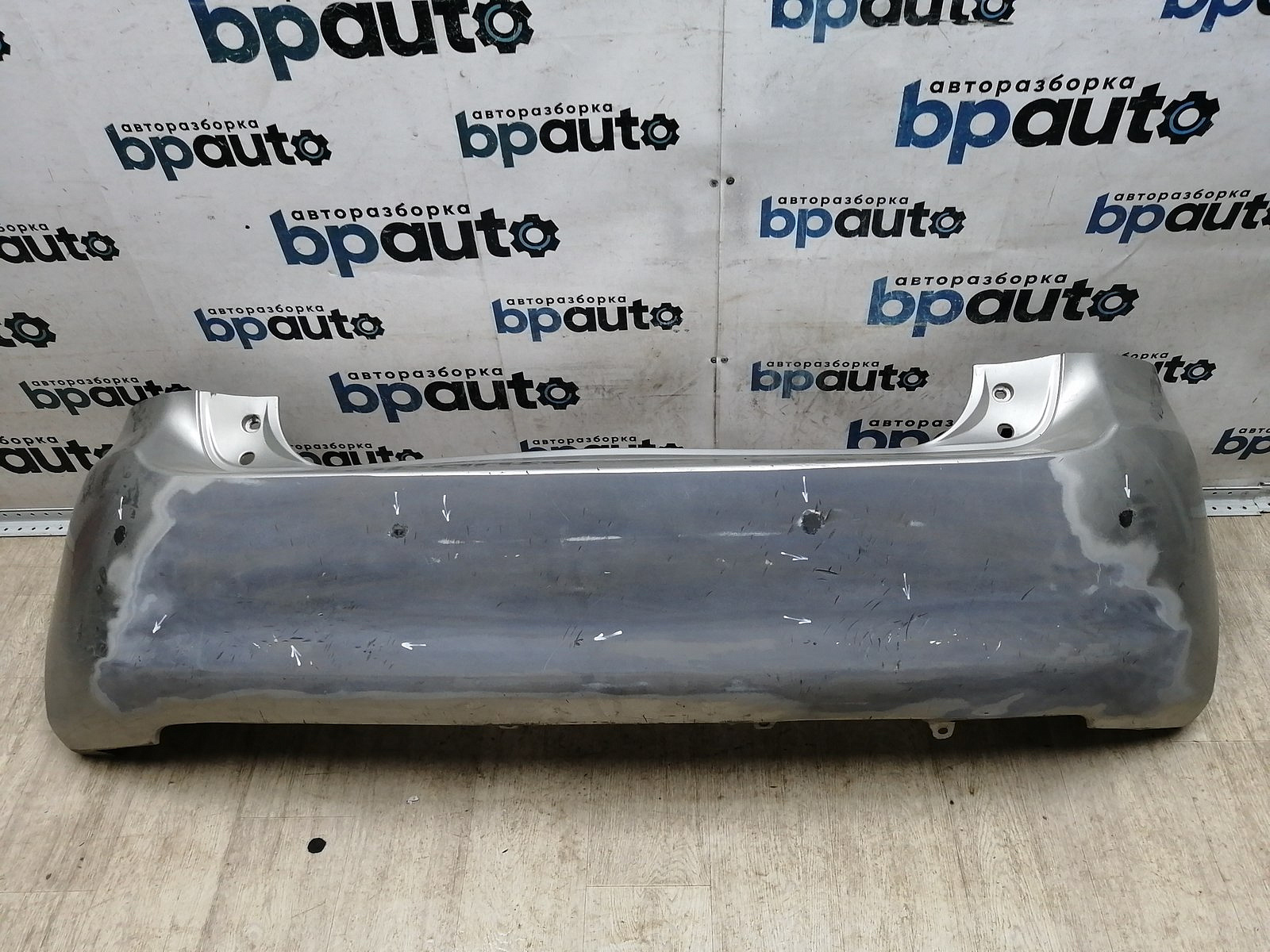 Пример детали Бампер задний; без паркт. (52159-02400); Toyota Auris I (2007- 2010) /AA045802/ БУ; Оригинал; Р1, Мелкий дефект; 