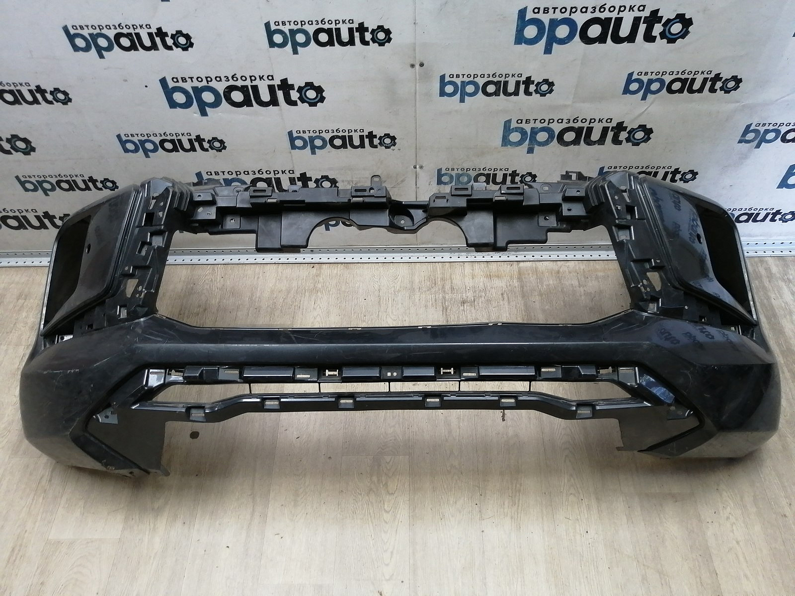 Фотография детали AA044842; Бампер передний; под паркт.; под омыват. (6400J511ZZ) для Mitsubishi Pajero Sport III рест. (2019-н.в.)/БУ; Оригинал; Р1, Мелкий дефект; . Фото номер 1