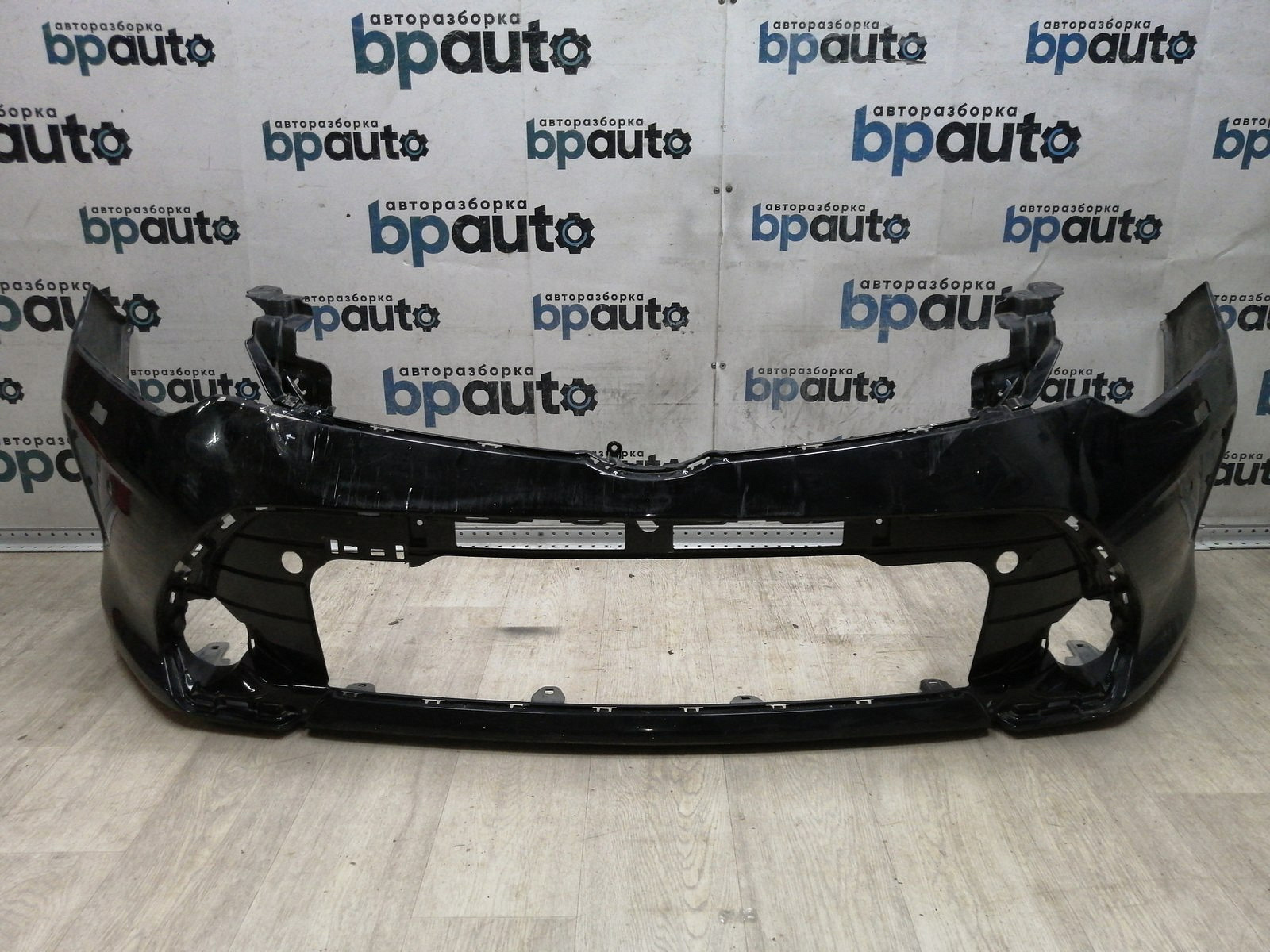 Пример детали Бампер передний; под паркт.; под омыват. (52119-06C40); Toyota Camry 55 рест. (2014 — 2017), 55 рест.2 (2017 — 2018) /AA045398/ БУ; Оригинал; Р1, Мелкий дефект; 