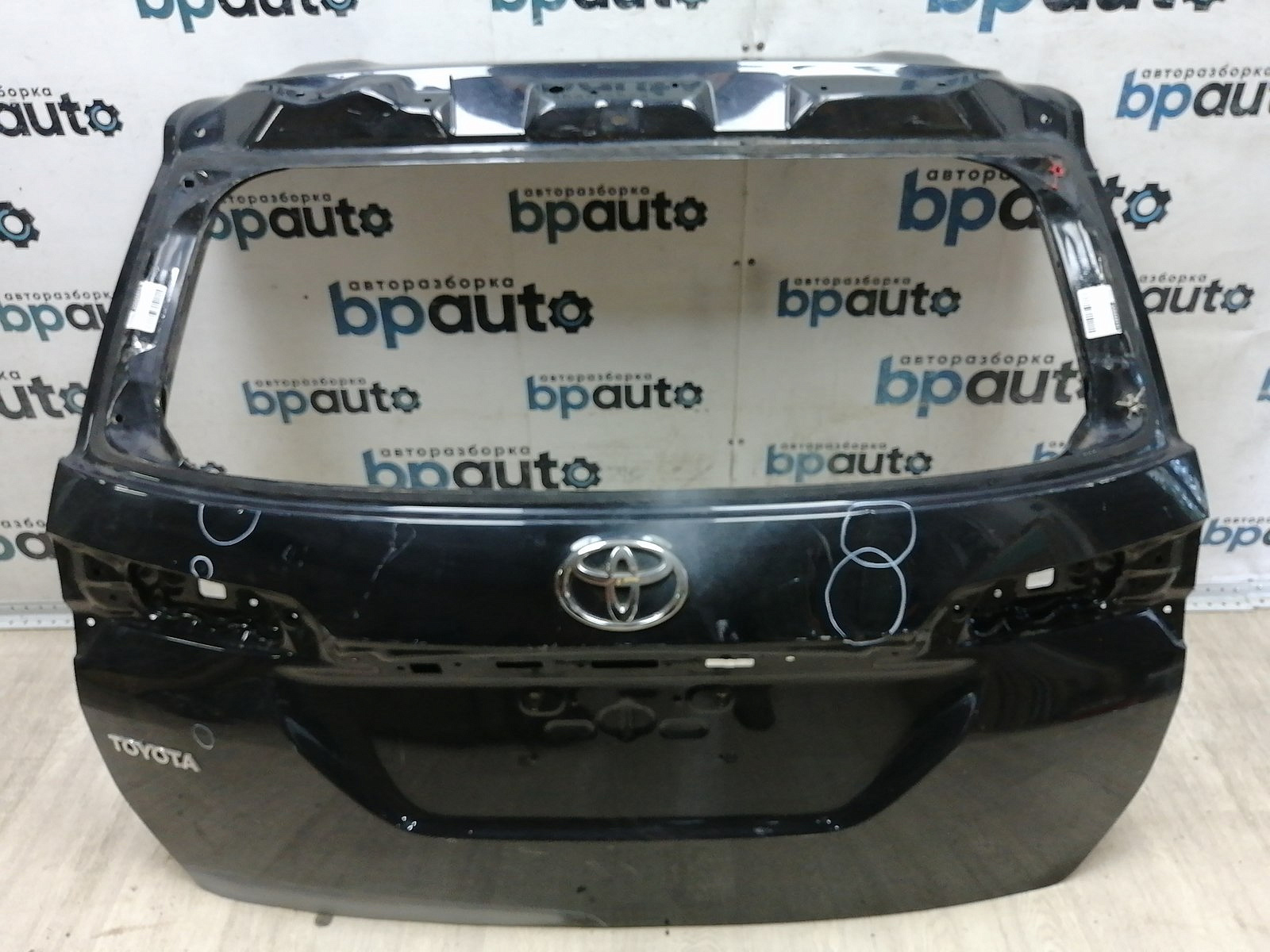 Фотография детали AA044915; Крышка багажника (67005-KK150) для Toyota Fortuner/БУ; Оригинал; Р3, Под восстановление; . Фото номер 1