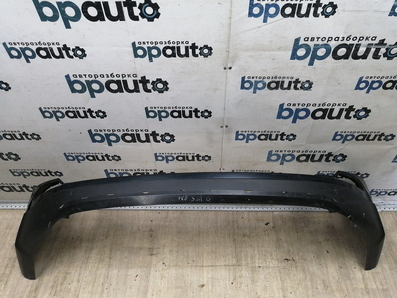 Пример детали Бампер задний; без паркт. (52159-0R150); Toyota Rav4 40 рест. (2015 — 2019) /AA044904/ БУ; Оригинал; Р1, Мелкий дефект; 