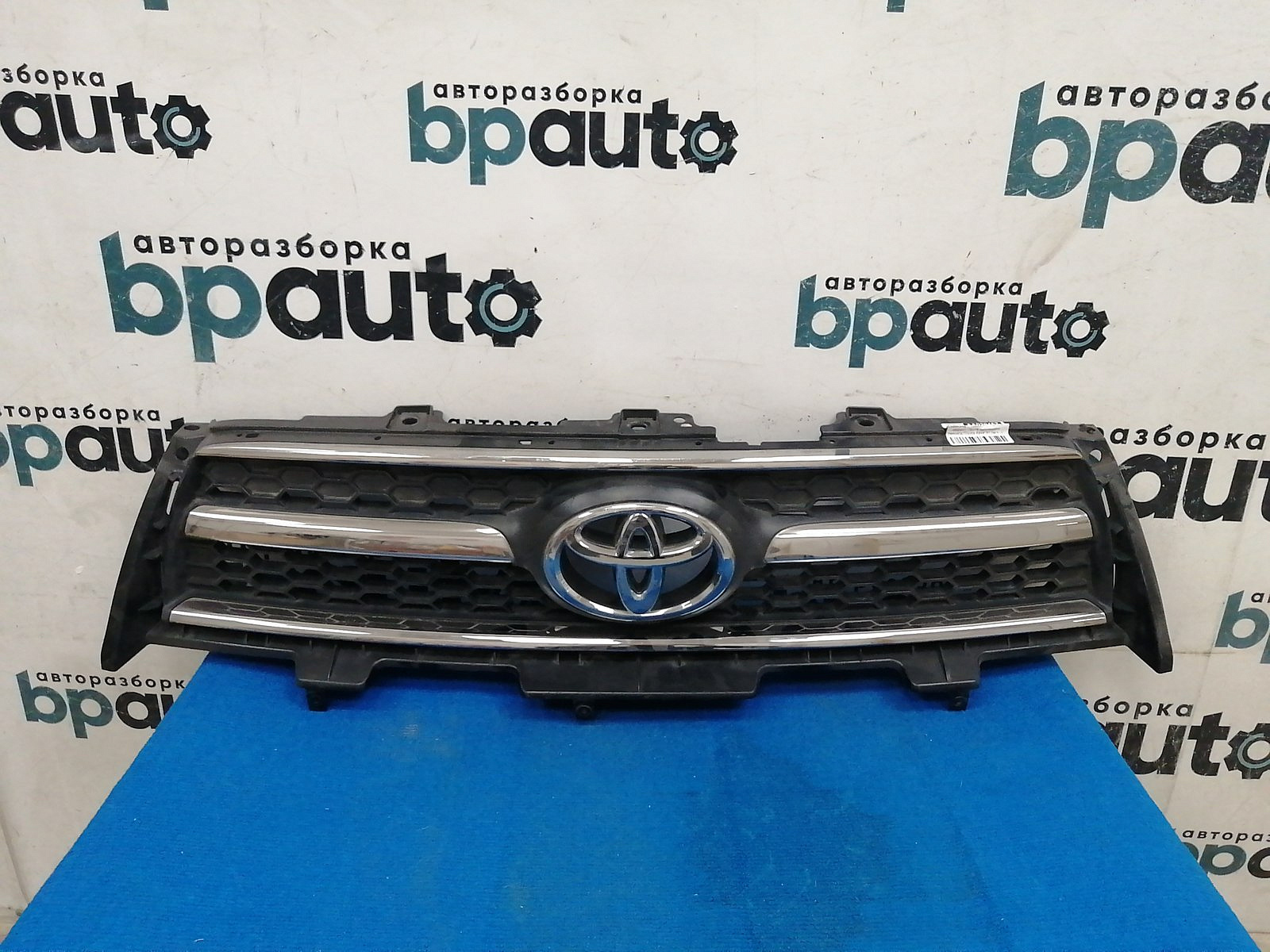 Пример детали Решетка радиатора (53111-42140); Toyota Rav4 30 рест. V 2.0 (2009 - 2010) /AA039467/ БУ; Оригинал; Р1, Мелкий дефект; 