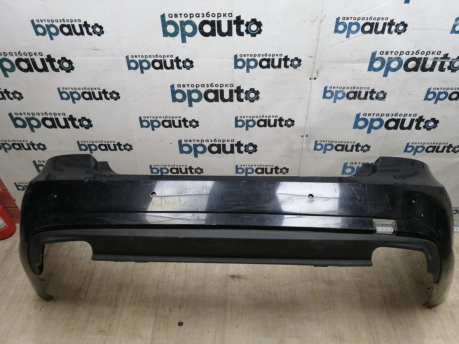 Пример детали Бампер задний AMG; под паркт. (A2128855125); Mercedes-Benz E-klasse IV Sedan (W212) (2009-2013) /AA045467/ БУ; Оригинал; Р1, Мелкий дефект; 