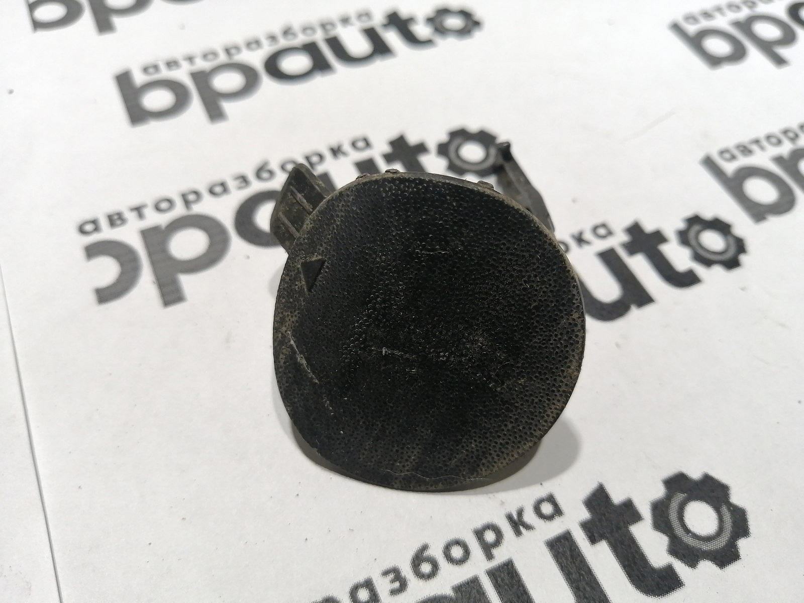 Пример детали Заглушка буксир. крюка заднего бампера (86667-M0000); Hyundai Creta I (2016-2021) /AA045445/ БУ; Оригинал; Р1, Мелкий дефект; 