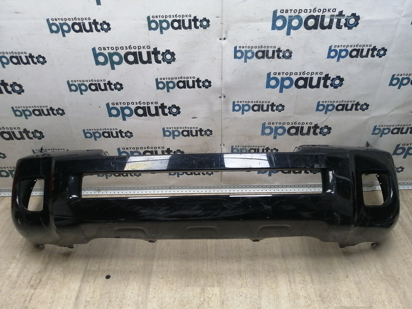 Фотография детали AA045924; Бампер передний; под паркт.; под омыват. (52119-60J00) для Toyota Land Cruiser 200 рест. (2012 — 2015)/БУ; Оригинал; Р1, Мелкий дефект; . Фото номер 1