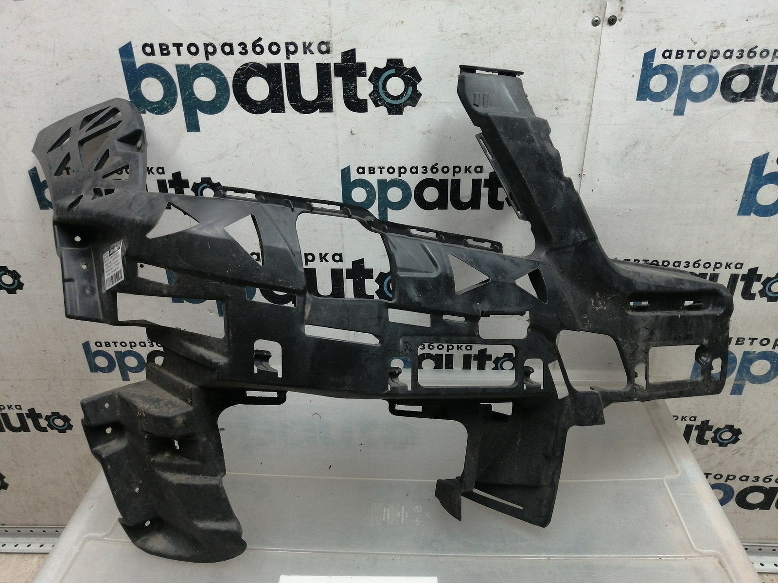 Пример детали Кронштейн, каркас переднего бампера правй (A2048852065); Mercedes-Benz GLK-klasse I (X204) (2008-2012) /AA045491/ БУ; Оригинал; Р1, Мелкий дефект; 