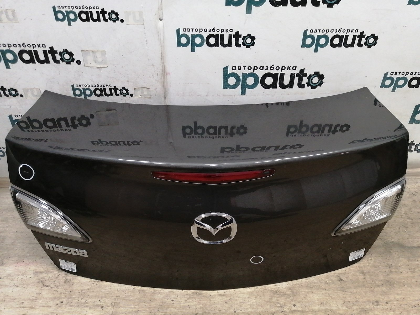 Пример детали Крышка багажника (BBY3-5261XB); Mazda 3 II (BL) Sedan (2009-2011), II (BL) рест. Sedan (2011-2013) /AA037317/ БУ; Оригинал; Р1, Мелкий дефект; 