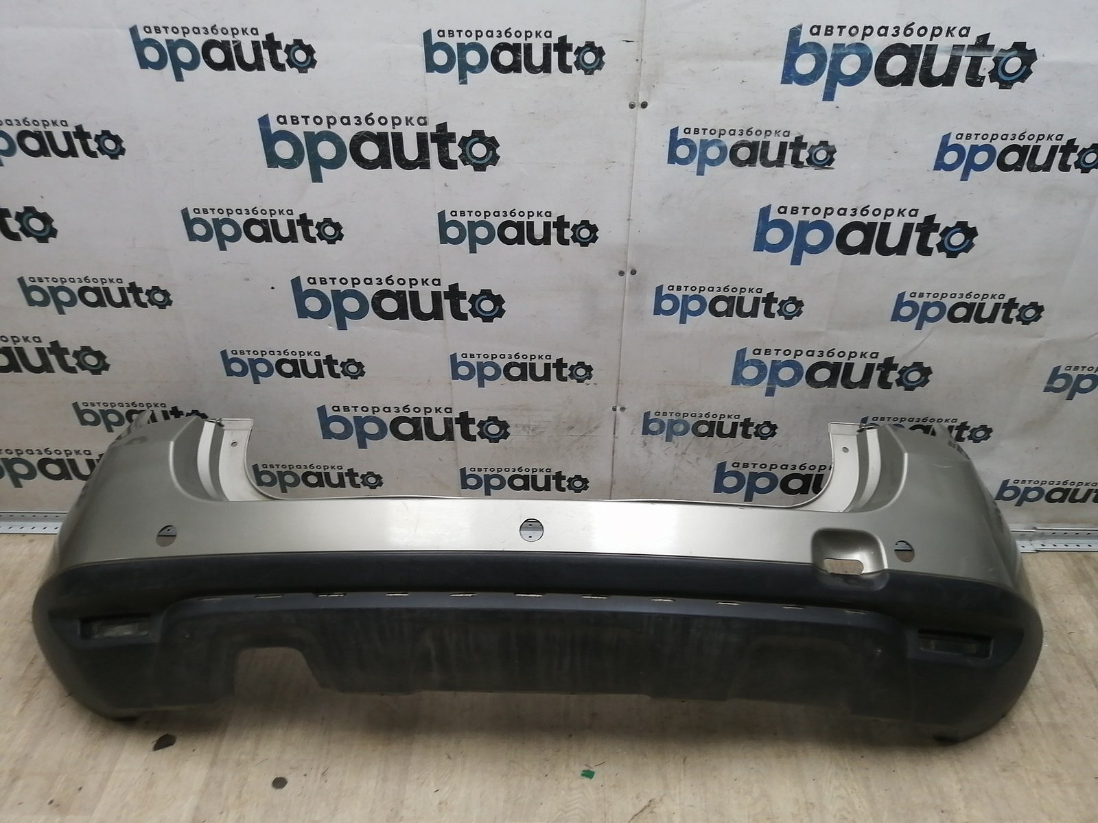 Пример детали Бампер задний; под паркт. (850225291R); Renault Duster I (2011-2015) /AA045077/ БУ; Оригинал; Р1, Мелкий дефект;