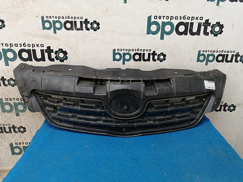 Пример детали Решетка радиатора, с хром полосками (53114-12100); Toyota Corolla 150 (2006-2009) /AA034667/ БУ; Оригинал; Р1, Мелкий дефект; 