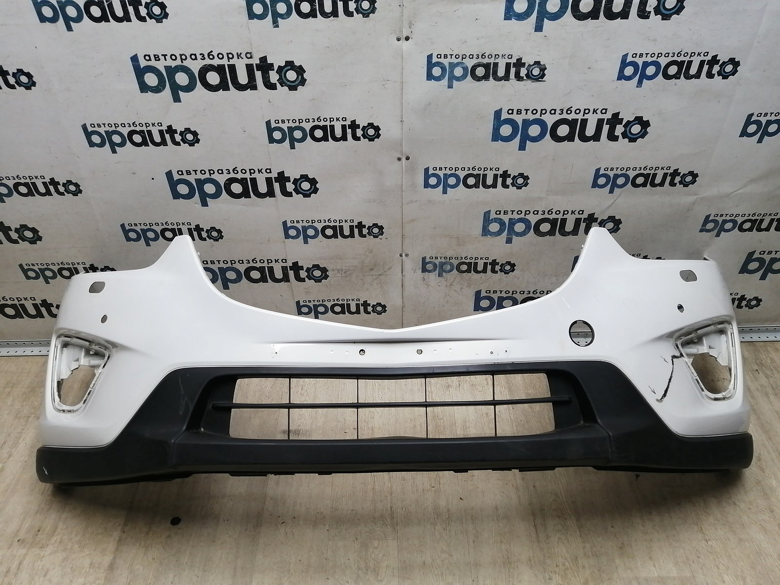 Пример детали Бампер передний; под паркт.; под омыват. (KD45-50031); Mazda CX-5 I (2011-2015), I рест. (2015-2017) /AA045827/ БУ; Оригинал; Р1, Мелкий дефект; 
