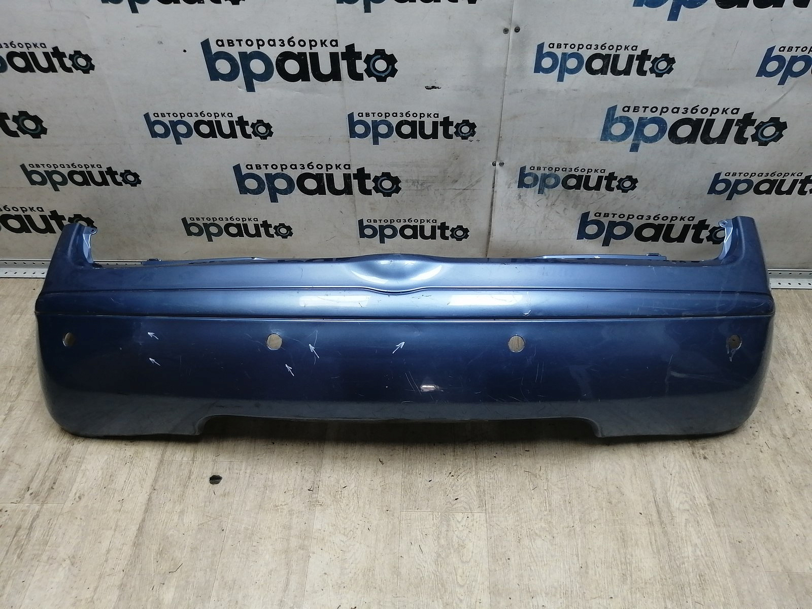 Пример детали Бампер задний, узкий молдинг; под паркт. (85022-BC640); Nissan Micra III (K12) рест. (2007-2010) /AA046071/ БУ; Оригинал; Р1, Мелкий дефект; ДхШхВ 1,72х0,42х0,48; 