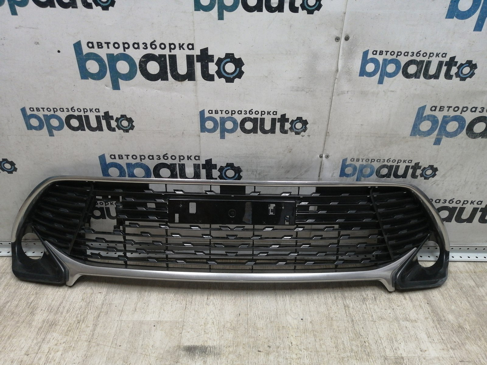 Пример детали Решетка переднего бампера (53112-06820); Toyota Camry 55 рест.2 (2017 — 2018) /AA045454/ БУ; Оригинал; Р1, Мелкий дефект; 