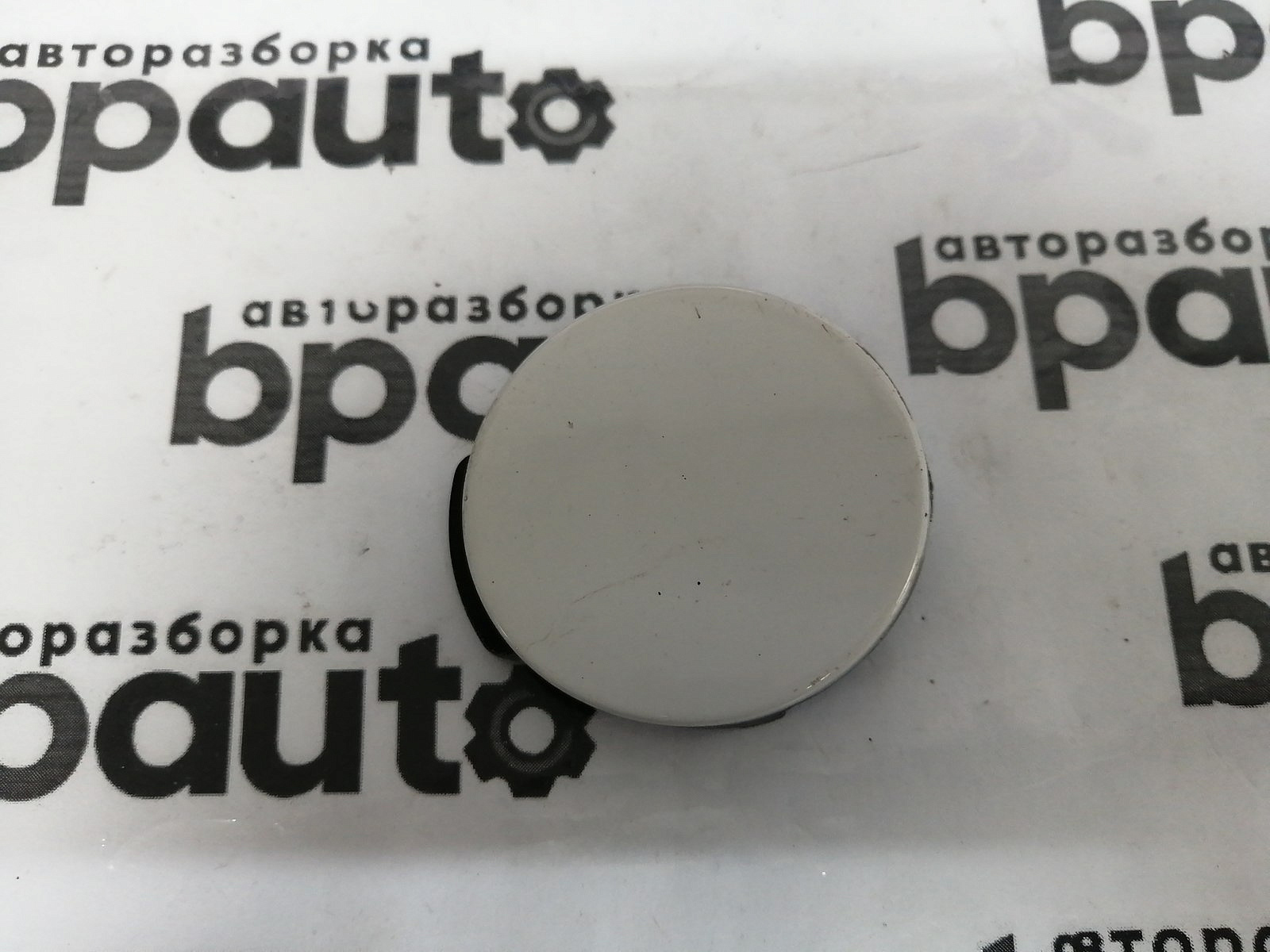 Пример детали Заглушка буксир. крюка переднего бампера (5M0807241A); Volkswagen Golf Plus II (2009-2014) /AA045955/ БУ; Оригинал; Р1, Мелкий дефект; 