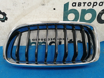 Пример детали Решетка радиатора левая (51137255411); BMW 3 серия VI Sedan (F30) (2011-2016), VI Wagon (F31) (2012-2016) /AA034169/ БУ; Оригинал; Р1, Мелкий дефект; 
