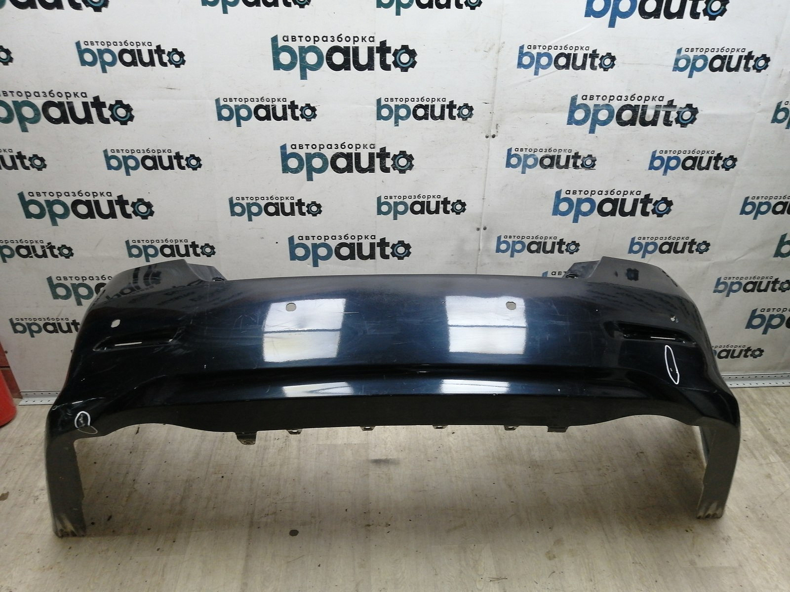 Пример детали Бампер задний; под паркт. (52159-33939); Toyota Camry 50 (2012 — 2014) /AA045405/ БУ; Оригинал; Р1, Мелкий дефект; 