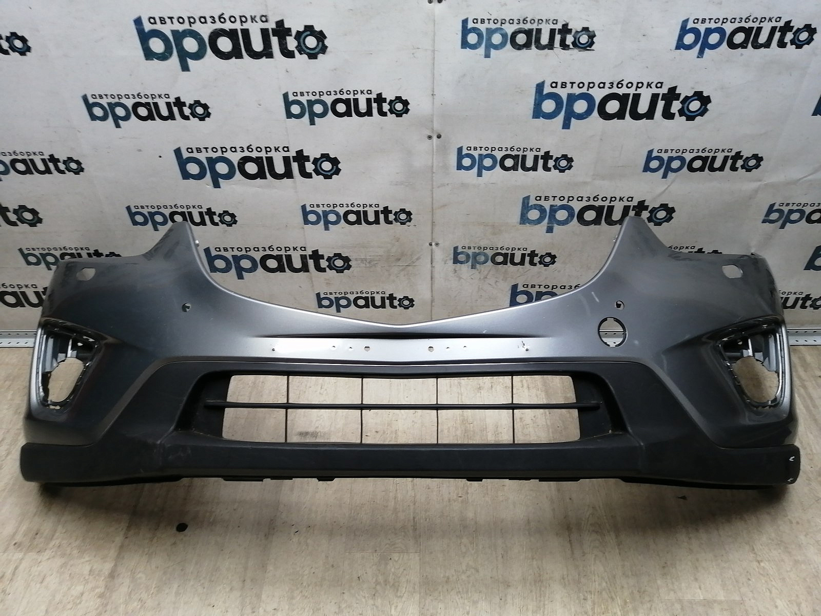 Пример детали Бампер передний; под паркт.; под омыват. (KD45-50031); Mazda CX-5 I (2011-2015), I рест. (2015-2017) /AA045828/ БУ; Оригинал; Р1, Мелкий дефект; 
