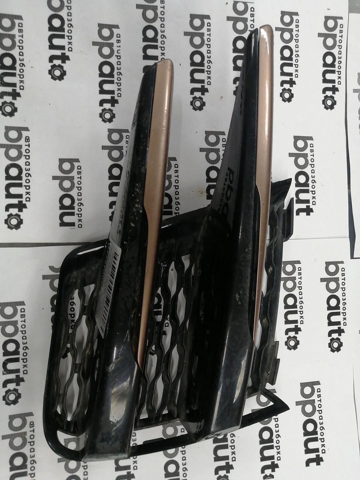 Фотография детали AA045547; Решетка переднего бампера левая (J8A2-17E852-AB) для Land Rover Range Rover Velar L560 (2017 - 2023)/БУ; Оригинал; Р1, Мелкий дефект; . Фото номер 1