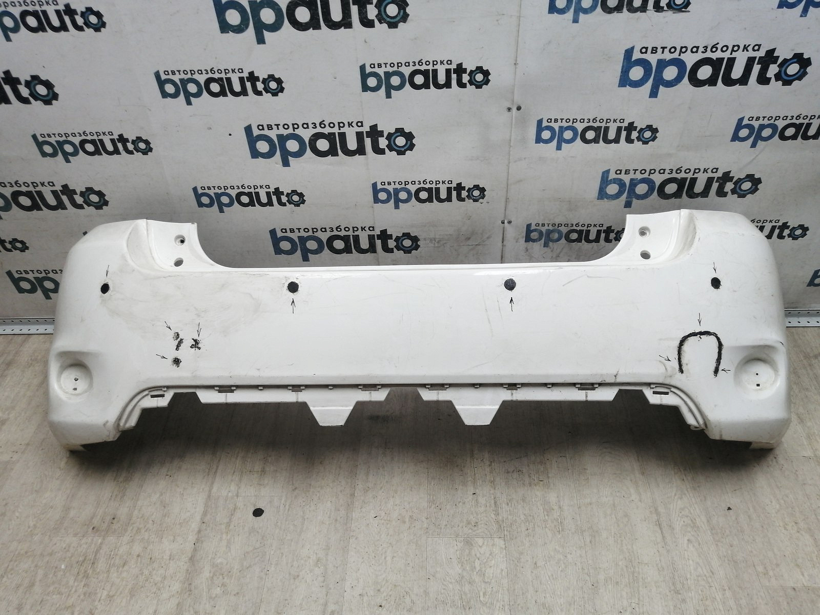 Пример детали Бампер задний; без паркт. (52159-02610); Toyota Auris I рест. (2010- 2013) /AA045815/ БУ; Оригинал; Р2, Удовлетворительное; ДхШхВ 1,8х0,54х0,57; 