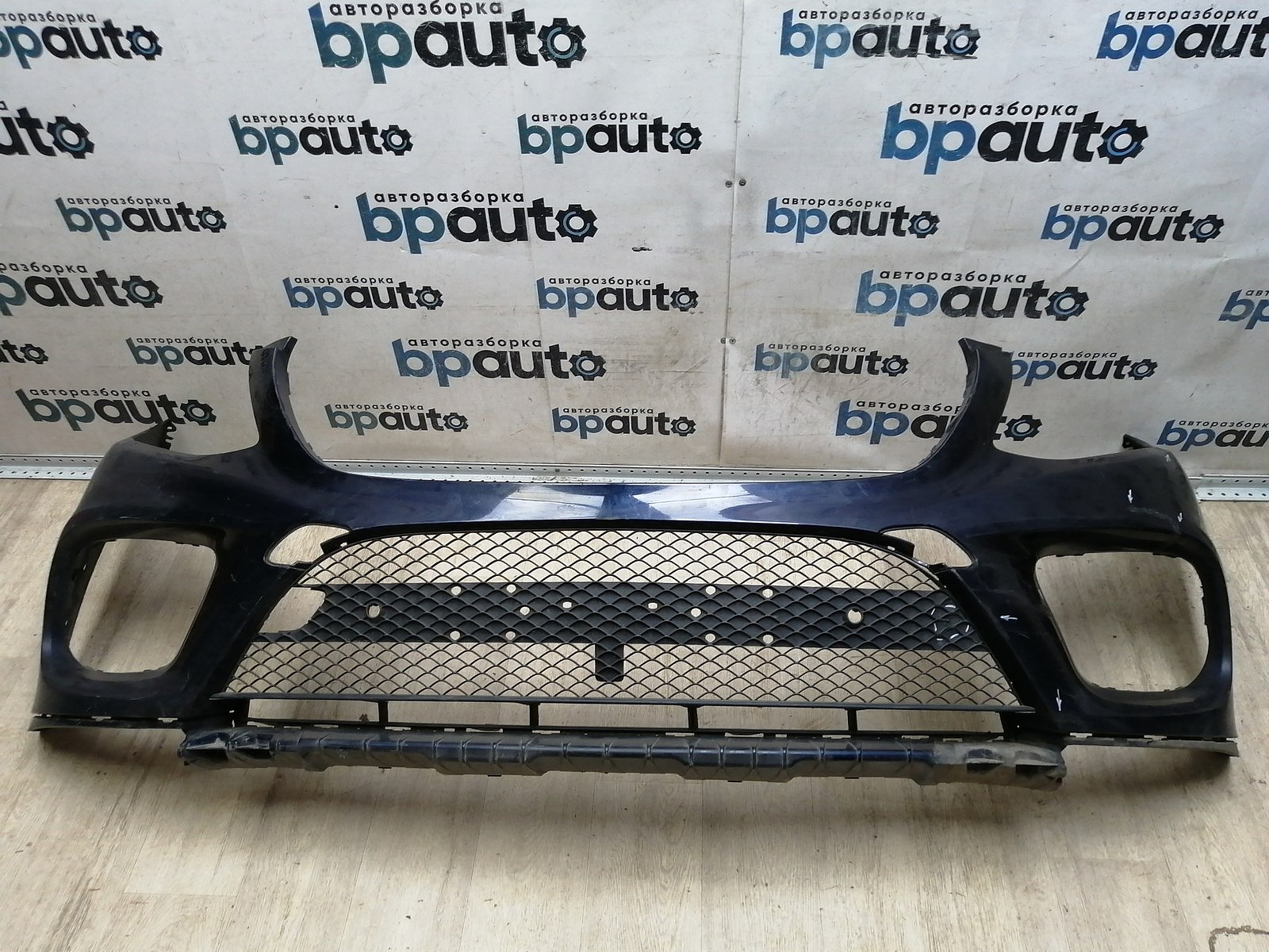 Пример детали Бампер передний, AMG; под паркт.; без омыват. (A2928851825); Mercedes-Benz GLE coupe I (С292) (2015-2019) /AA046100/ БУ; Оригинал; Р1, Мелкий дефект; ДхШхВ 1,93х0,7х0,66; 