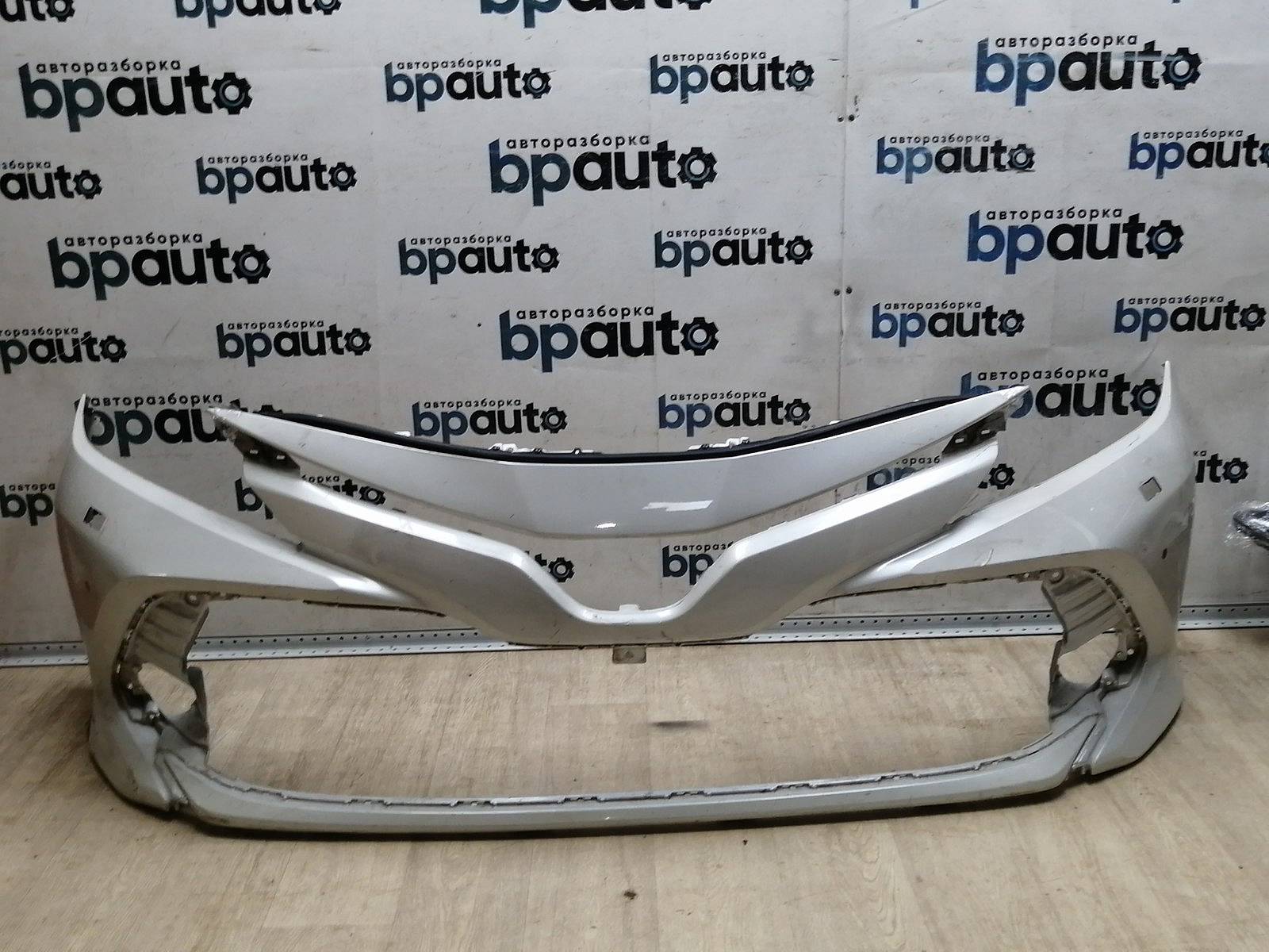 Пример детали Бампер передний; под паркт.; под омыват. (52119-06E50); Toyota Camry 70 (2017 — н.в.) /BA000119/ БУ; Оригинал; Р1, Мелкий дефект; 