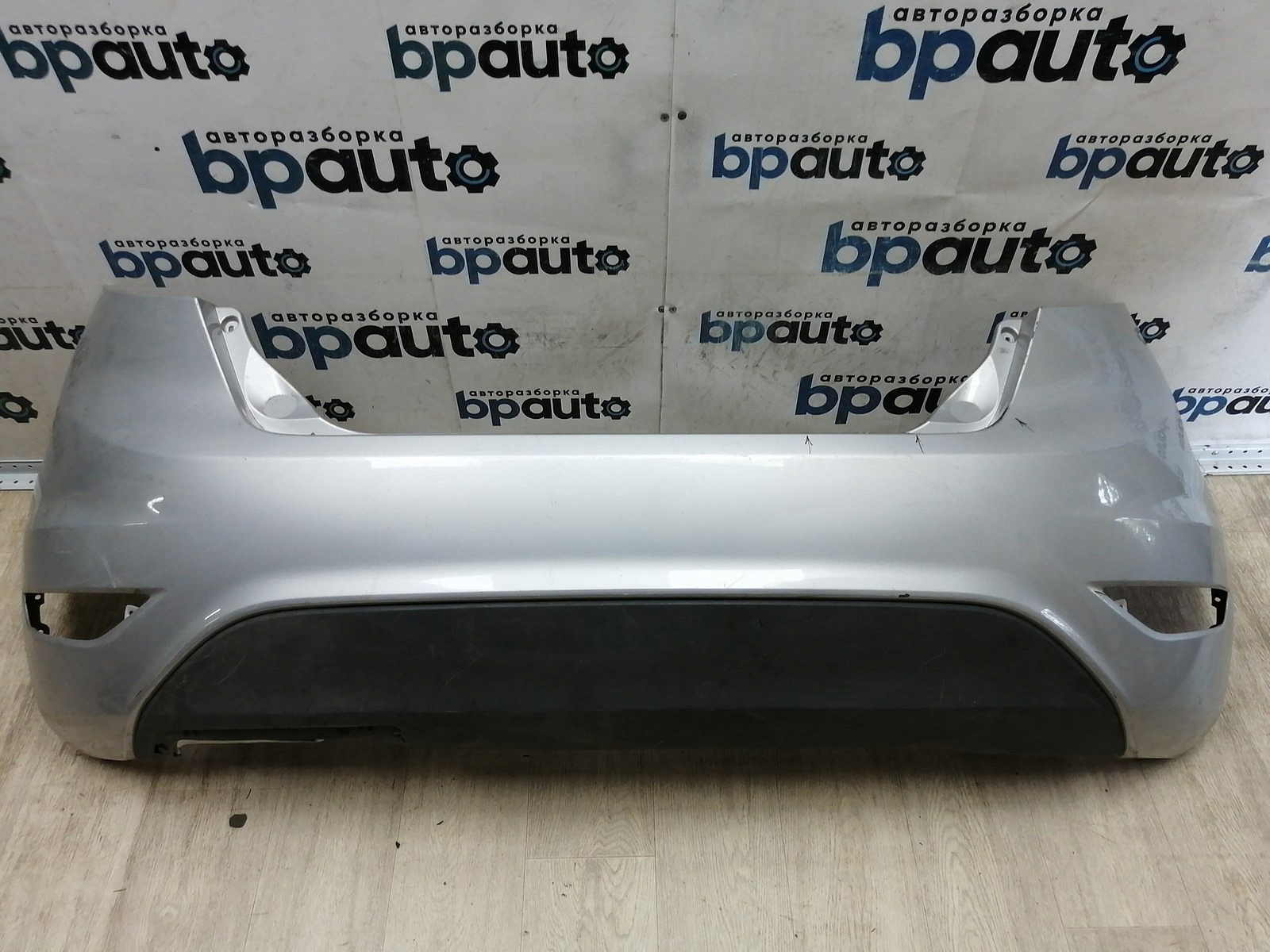 Пример детали Бампер задний; без паркт. (8A61-17906-A); Ford Fiesta VI (2008-2013), VI Hatchback рест. (2013-2019) /AA044428/ БУ; Оригинал; Р1, Мелкий дефект; 
