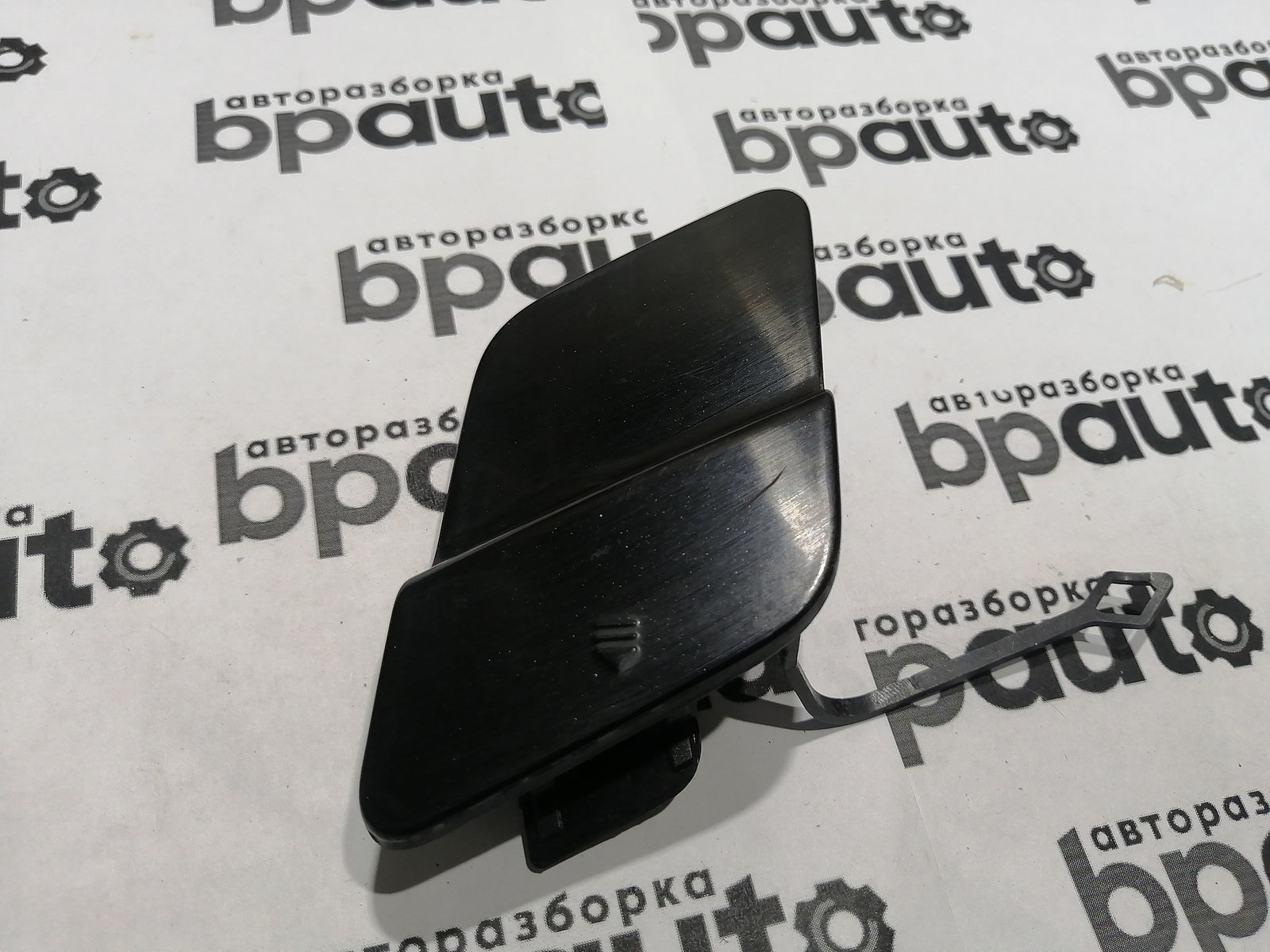 Пример детали Заглушка букс. крюка переднего бампера (A2048850224); Mercedes-Benz GLK-klasse I (X204) (2008-2012) /AA045441/ БУ; Оригинал; Р1, Мелкий дефект; 