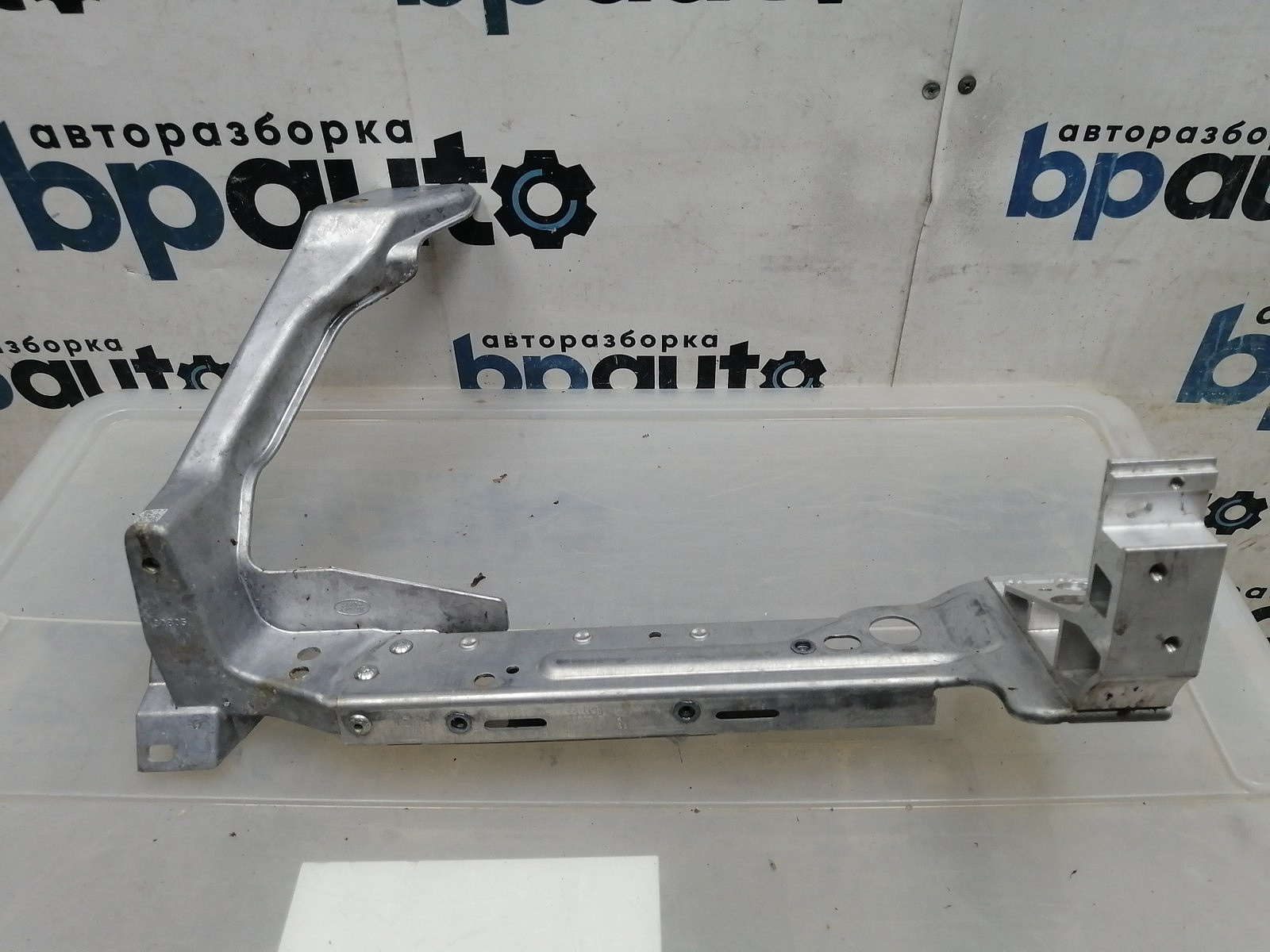 Фотография детали AA045494; Кронштейн крепления фары правый (J8A200296АC) для Land Rover Range Rover Velar L560 (2017 - 2023)/БУ; Оригинал; Р0, Хорошее; . Фото номер 1