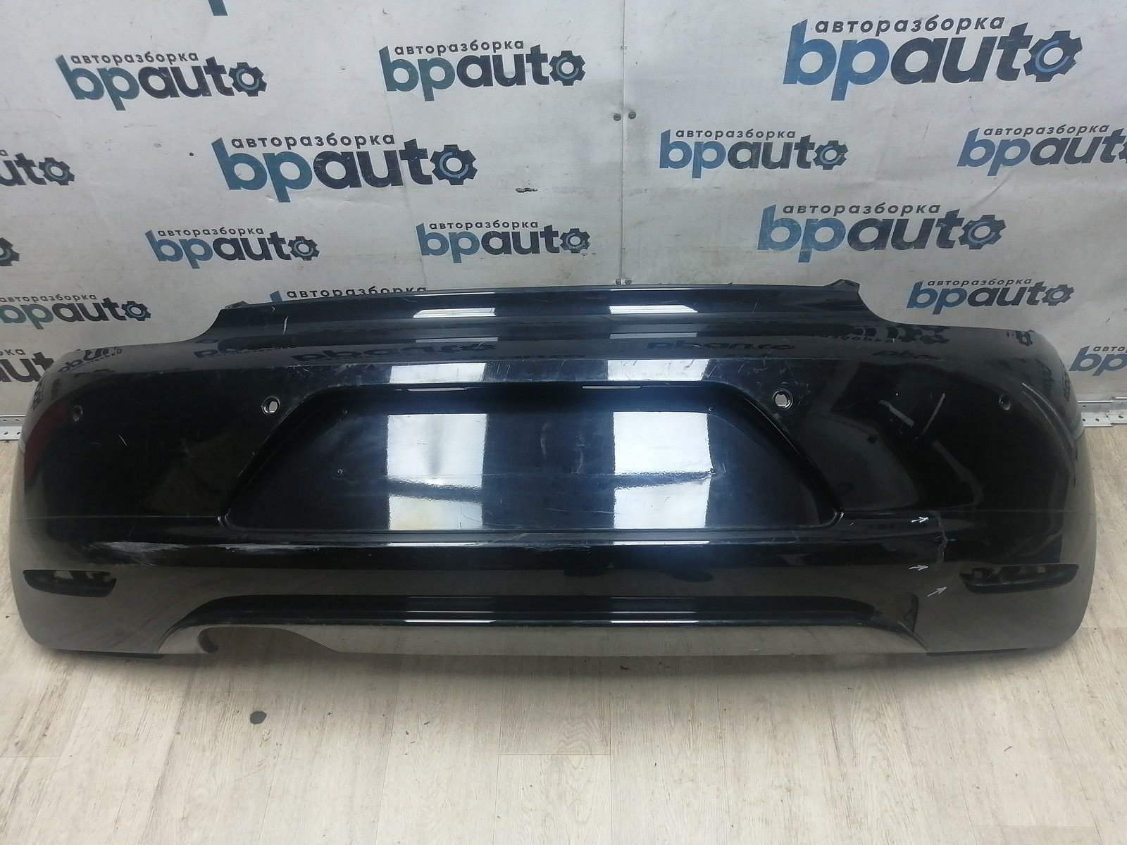 Пример детали Бампер задний; под паркт. (1K8807421M); Volkswagen Scirocco (2009 - 2014) /AA046042/ БУ; Оригинал; Р1, Мелкий дефект; ДхШхВ 1,75х0,53х0,59; 