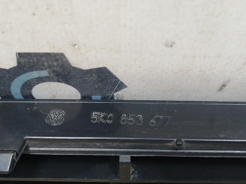 Фотография детали AA045113; Решетка переднего бампера (5K0853677) для Volkswagen Golf/БУ; Оригинал; Р1, Мелкий дефект; . Фото номер 22