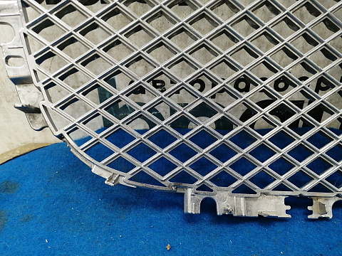 Фотография детали AA032701; Решетка радиатора (CX23-8A100-AA) для Jaguar XF I рест. (2011-2015)/БУ; Оригинал; Р1, Мелкий дефект; . Фото номер 14