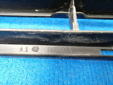 AA027355; Решётка переднего бампера нижняя (53112-12230) для Toyota Corolla 150 рест. (2010-2013)/БУ; Оригинал; Р1, Мелкий дефект; 