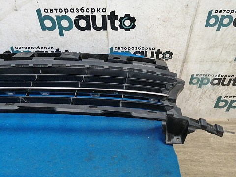 Фотография детали AA030551; Решетка переднего бампера (622542439R) для Renault Logan II (2013-2018)/БУ; Оригинал; Р1, Мелкий дефект; . Фото номер 8