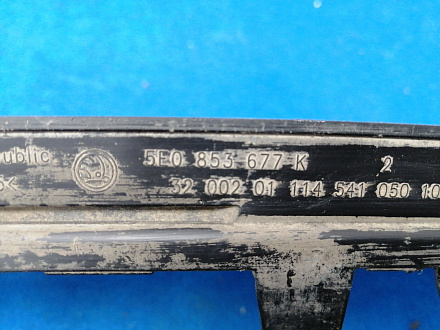 AA026086; Решетка переднего бампера - центральная (5E0 853 677 K) для Skoda Octavia/БУ; Оригинал; Р1, Мелкий дефект; 
