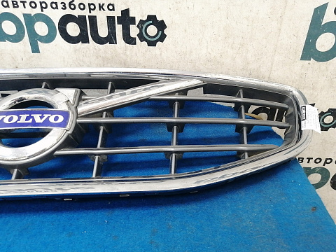 Фотография детали AA030031; Решетка радиатора (30795039) для Volvo/БУ; Оригинал; Р2, Удовлетворительное; . Фото номер 5