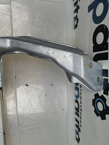 Фотография детали AA045494; Кронштейн крепления фары правый (J8A200296АC) для Land Rover Range Rover Velar L560 (2017 - 2023)/БУ; Оригинал; Р0, Хорошее; . Фото номер 2