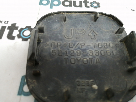 AA012258; Заглушка букс. крюка переднего бампера (52129-33050) для Toyota Camry 50 (2012 — 2014)/БУ; Оригинал; Р1, Мелкий дефект; 
