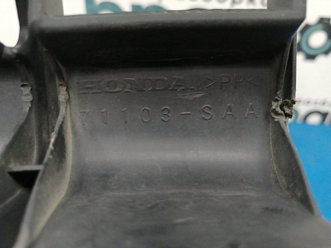 Фотография детали AA037797; Решетка переднего бампера (71103-SAA-900) для Honda Jazz I (2001-2005)/БУ; Оригинал; Р1, Мелкий дефект; . Фото номер 17
