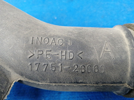 AA016561; Патрубок воздушного фильтра (17751-28060) для Toyota Rav4/БУ; Оригинал; Р1, Мелкий дефект; 