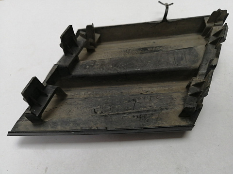 Фотография детали AA044291; Заглушка букс. крюка переднего бампера (52128-33070) для Toyota Camry 70 рест. (2021-2024)/БУ; Оригинал; Р1, Мелкий дефект; . Фото номер 3